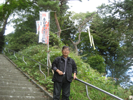 諏訪神社の階段にて（高森）