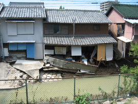 護岸が崩れて壊された住宅