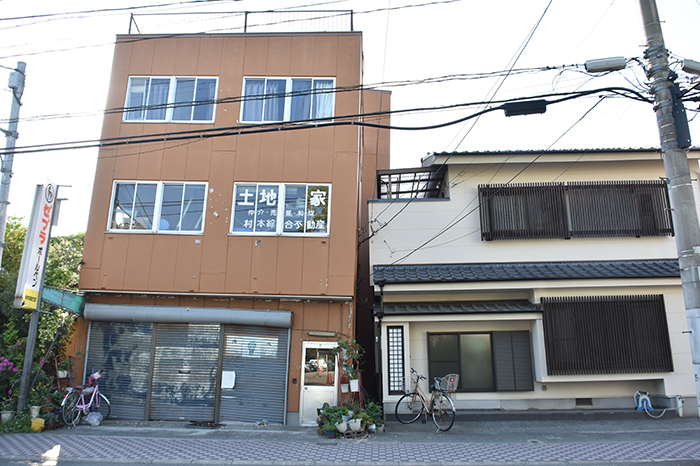 液状化で不同沈下した建物①(熊本市南区)
