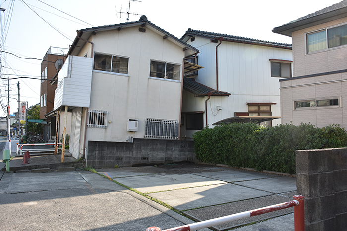 液状化で不同沈下した建物②(熊本市南区)