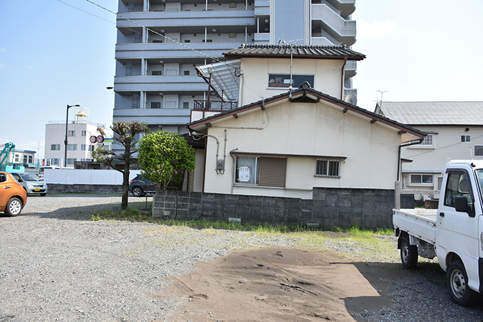 液状化で不同沈下した建物③(熊本市南区)