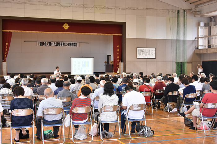 「液状化で傾いた建物を考える勉強会」の様子