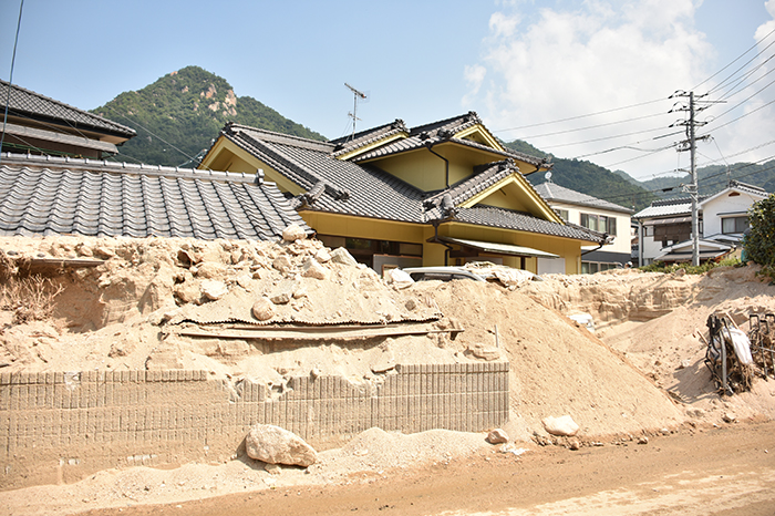 大雨で押し寄せ宅地に堆積した土砂