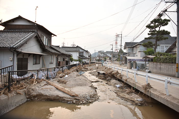 河川や道路が押し寄せる土砂の流路になる