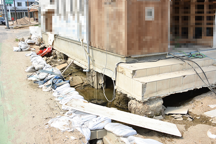 洗堀で柱状改良が露出した住宅(真備町)