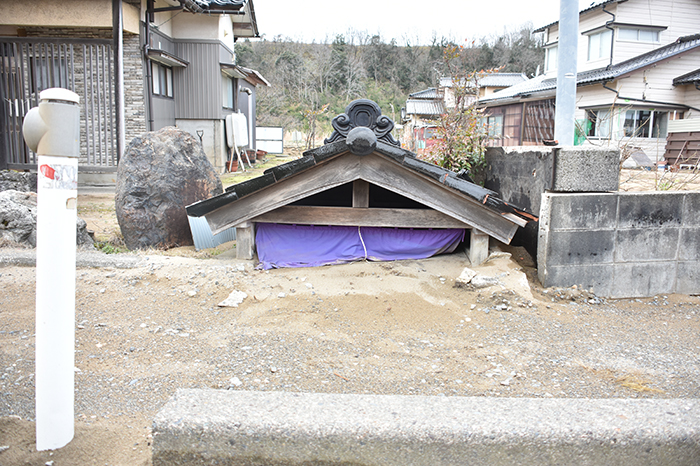 液状化で埋没した祠