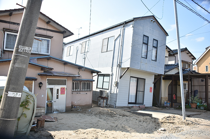 液状化で不同沈下した住宅