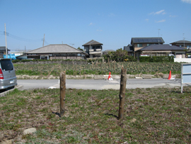 O様宅の南には木杭が突如現れた