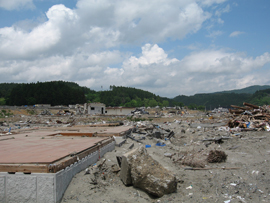 志津川駅まで見通せる