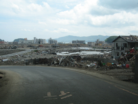 志津川高校下から町を見る