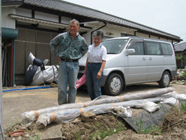 荷造りした木杭と岡元様ご夫妻