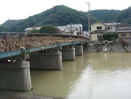 いつも被害が大きいのは橋の下