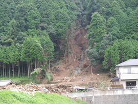 八百津町の崩れた斜面